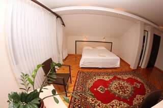 Мини-отель Uyut Чернигов Двухместный номер с 1 кроватью или 2 отдельными кроватями и балконом-1
