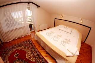 Мини-отель Uyut Чернигов Двухместный номер с 1 кроватью или 2 отдельными кроватями и балконом-4