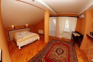 Мини-отель Uyut Чернигов Двухместный номер с 1 кроватью или 2 отдельными кроватями и балконом-5